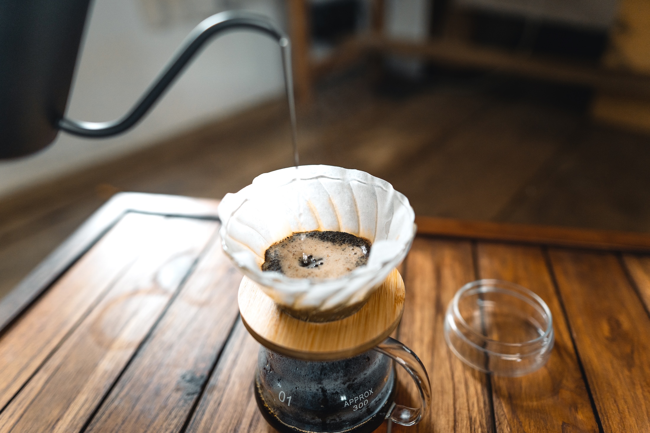 Café dominicano filtrado gota a gota en un pour-over, un momento de pausa en casa